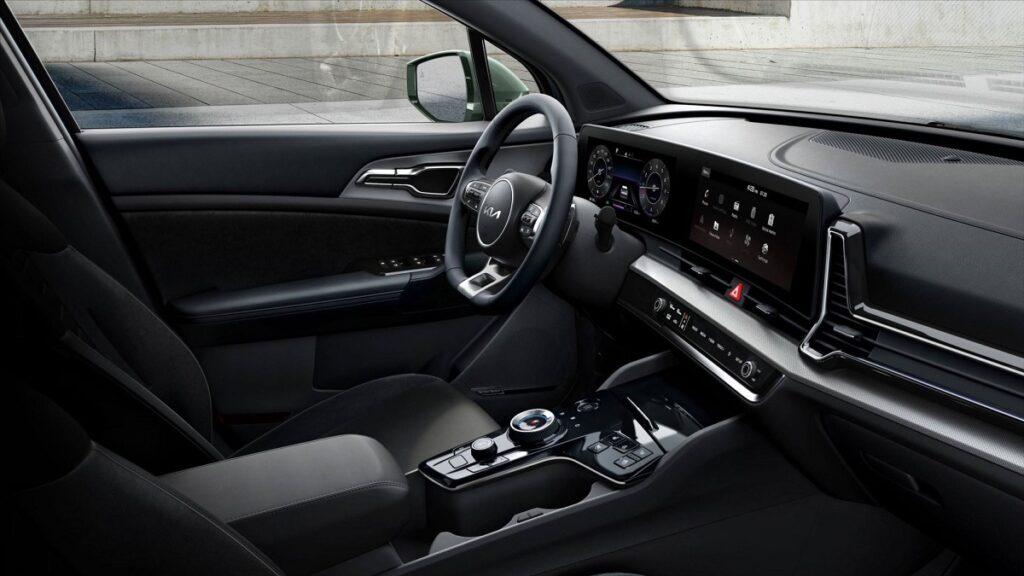 Foto do interior do Sportage 2023, a foto mostra o painel e o volante