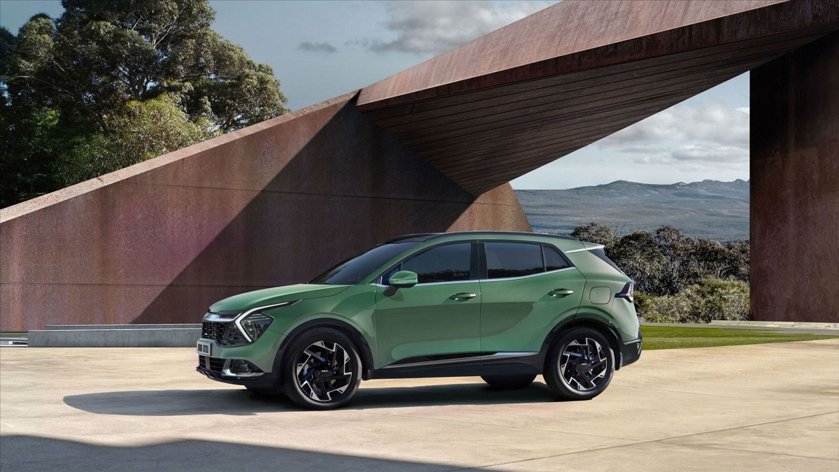 Foto lateral de um Sportage 2023 verde estacionado