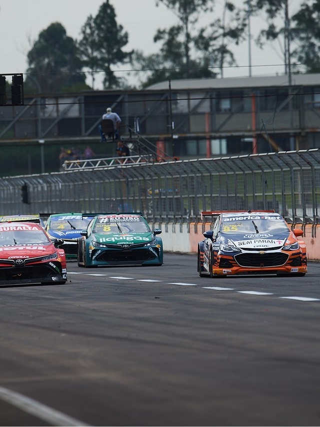 Foto de carros correndo no Velopark em Rio Grande do Sul