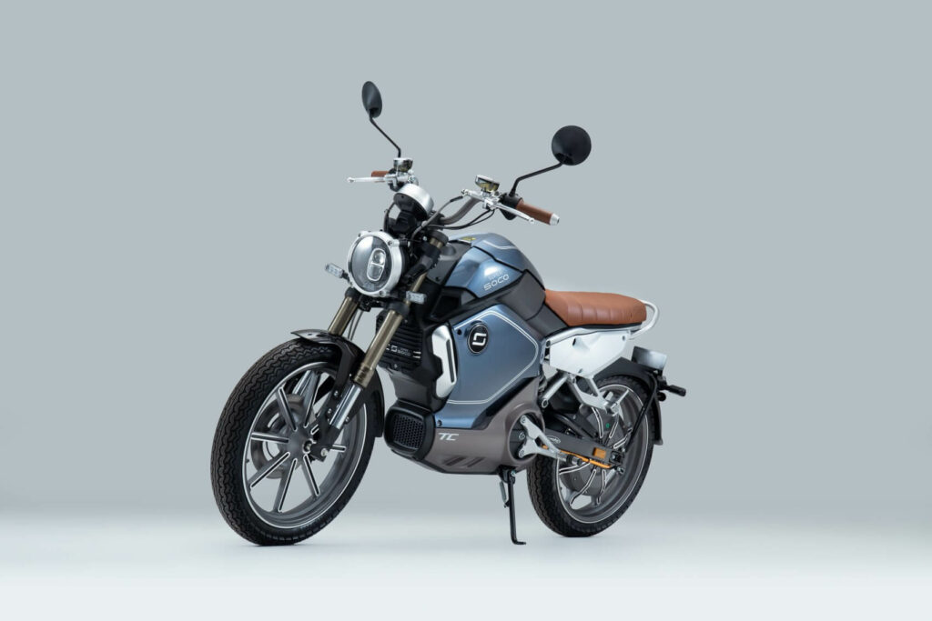 Moto Super Soco TC 2023 em diagonal na cor azul.