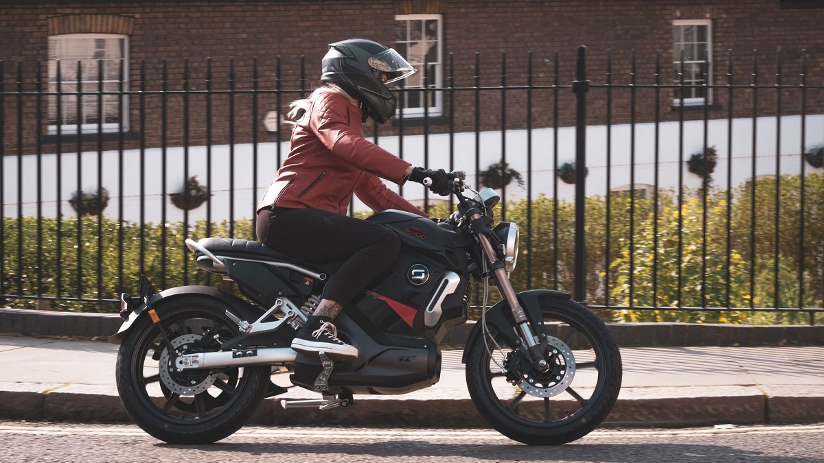 Mulher andando com a TC MAX realizando uma curva.