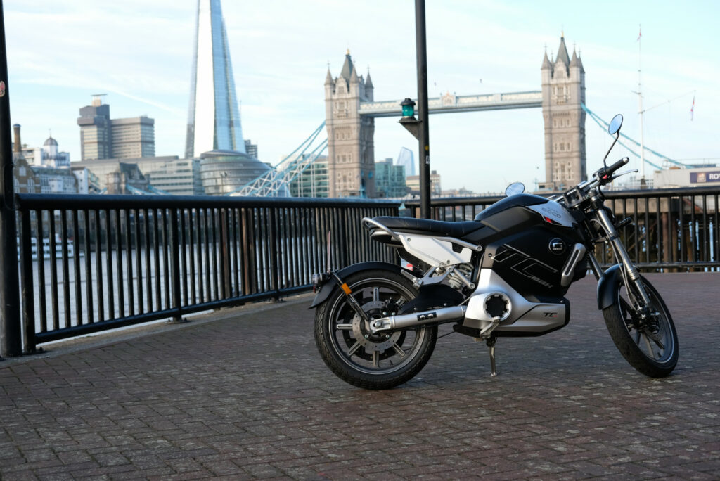 Imagem da TC MAX de lado com a Tower Bridge do Reino Unido de fundo.