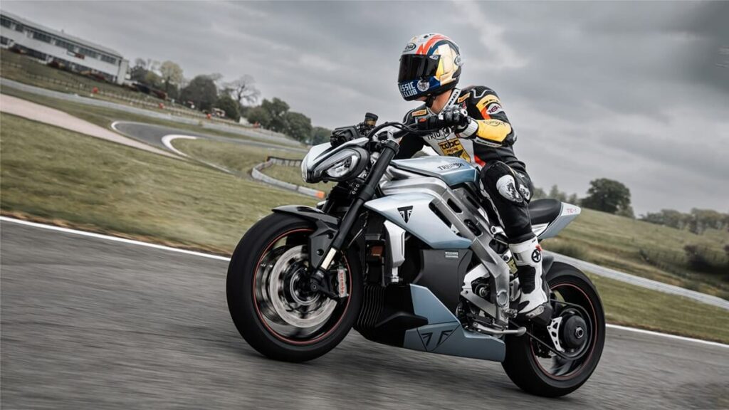 Foto de um piloto pilotando a TE-1 elétrica da triumph