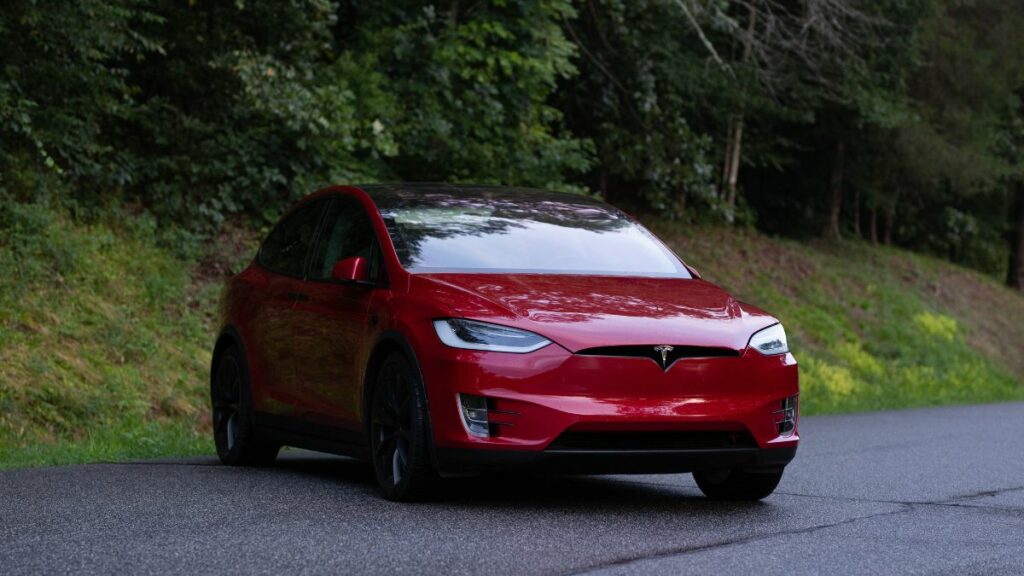 Carro Tesla Vermelho