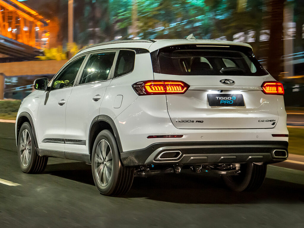 Foto da traseira de um Tiggo 8 hybrid branco