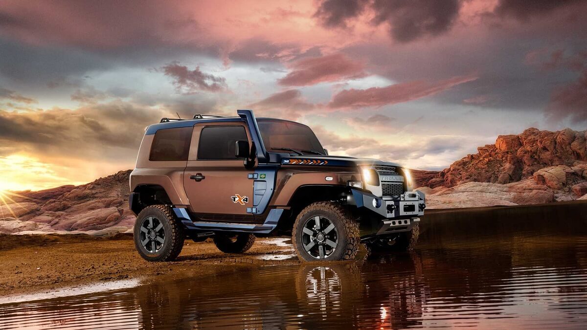 Foto lateral de um Troller T4 2023 entrando na água