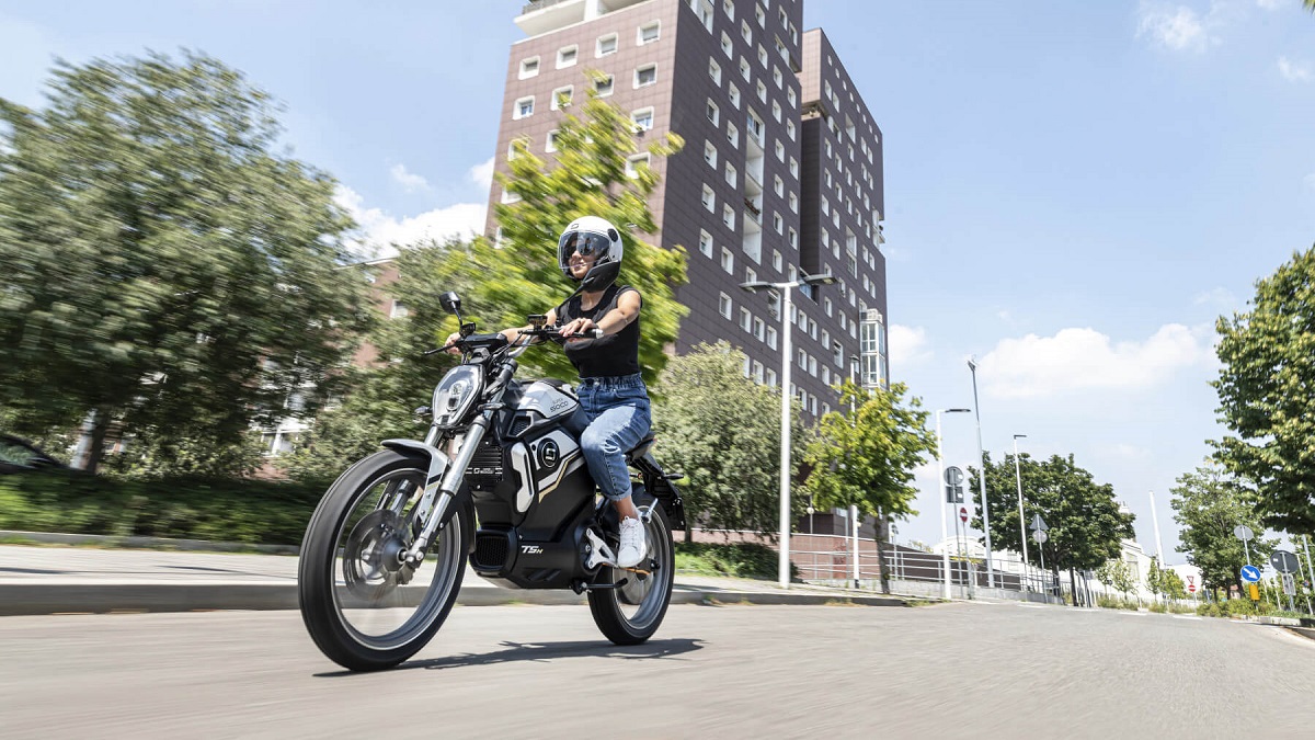 Moto Super Soco TSX 2023 em movimento