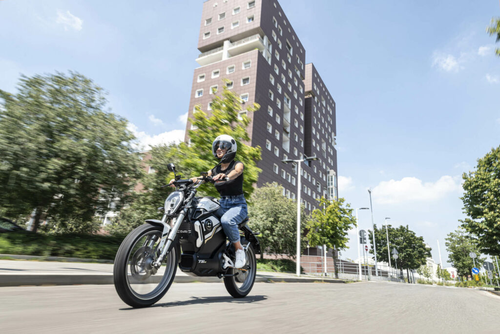Moto Super Soco TSX 2023 em movimento