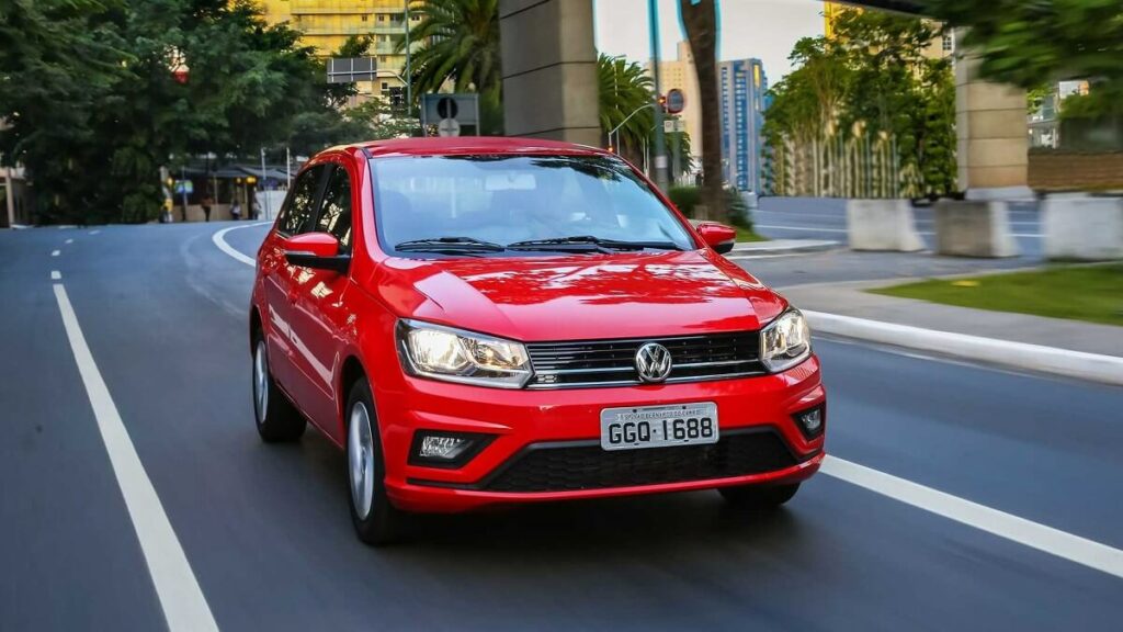 Foto frontal de um Volkswagen gol vermelho andando na estrada