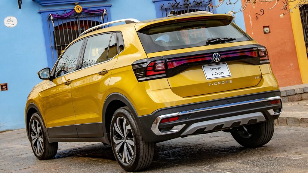Volkswagen T-Cross amarelo estacionado em uma rua em frente a uma residência