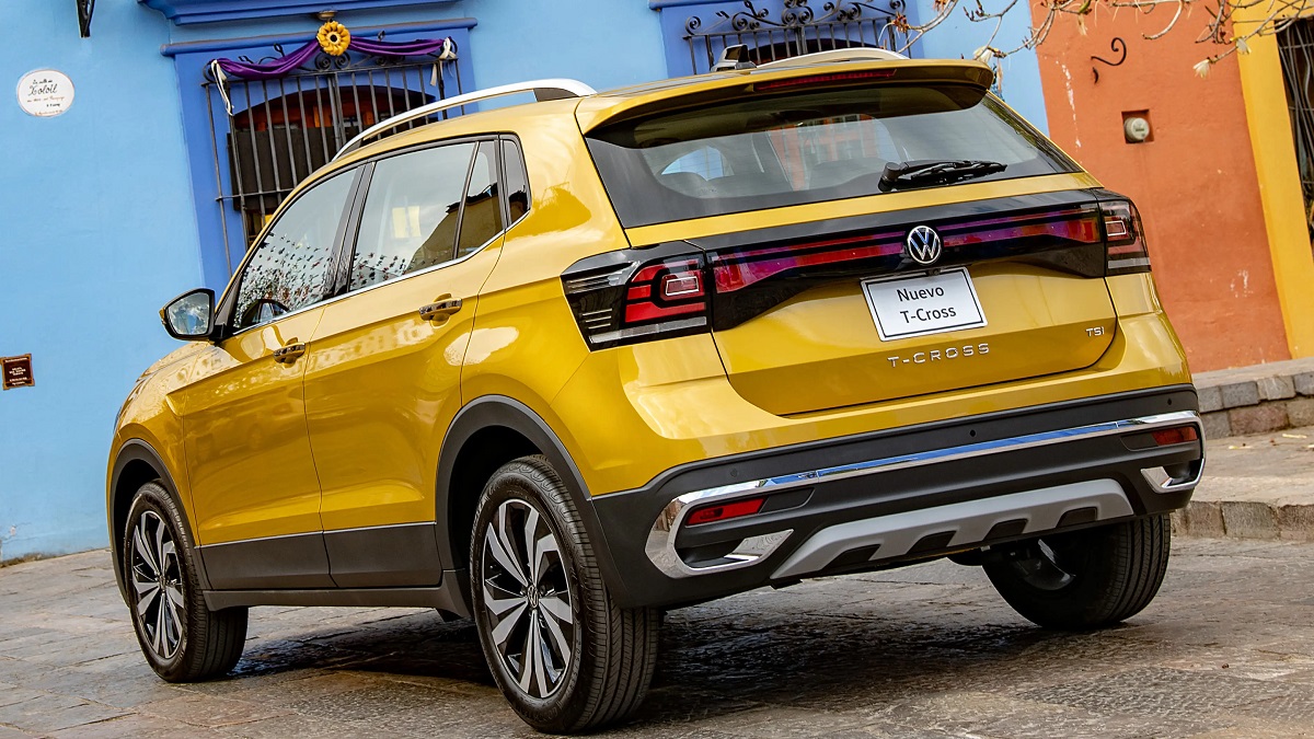 Volkswagen T-Cross amarelo estacionado em uma rua em frente a uma residência