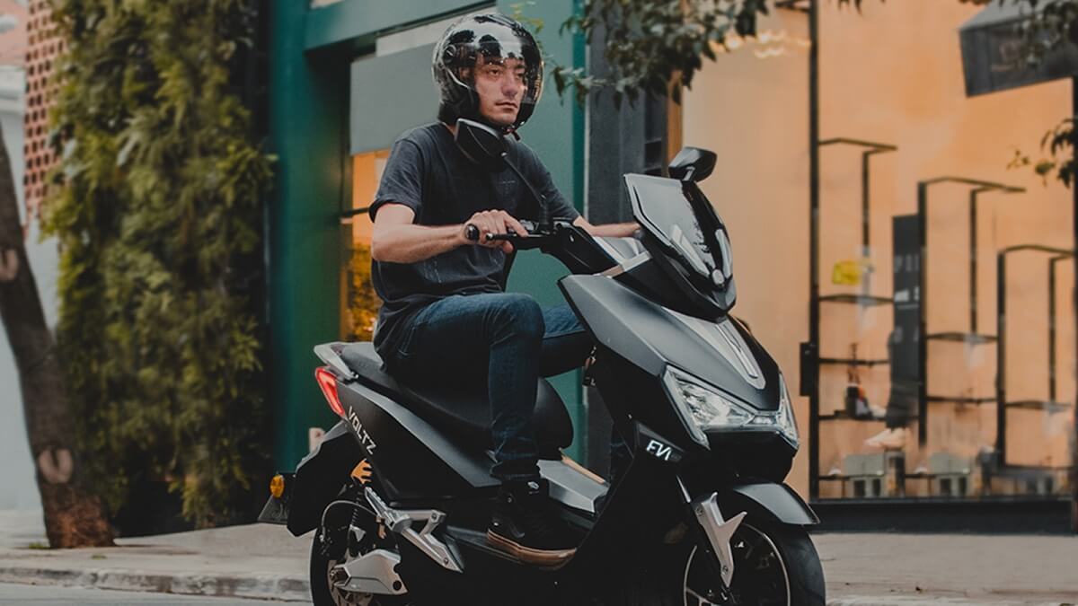 Foto de uma pessoa pilotando uma EV1 Sport 2023 preta