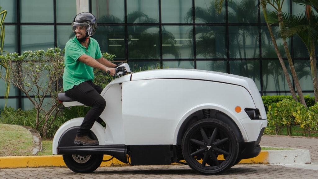 Foto de uma pessoa pilotando um Voltz Miles 2023 branco