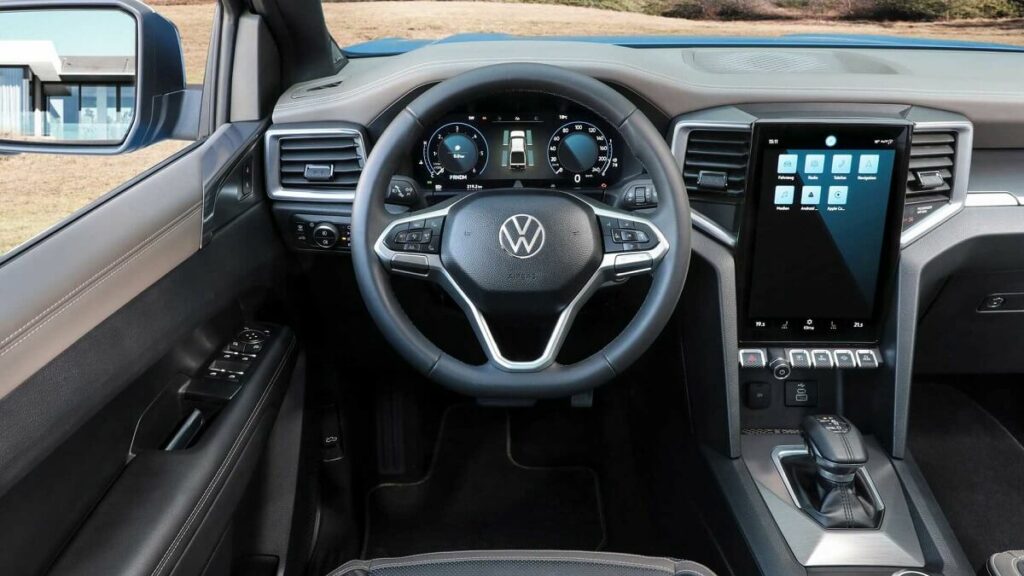 Interior da Amarok 2023, a foto mostra as telas multimídias e o restante do painel