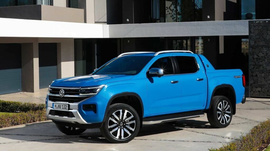 Foto de uma Volkswagen Amarok 2023 azul estacionada em frente a uma residência