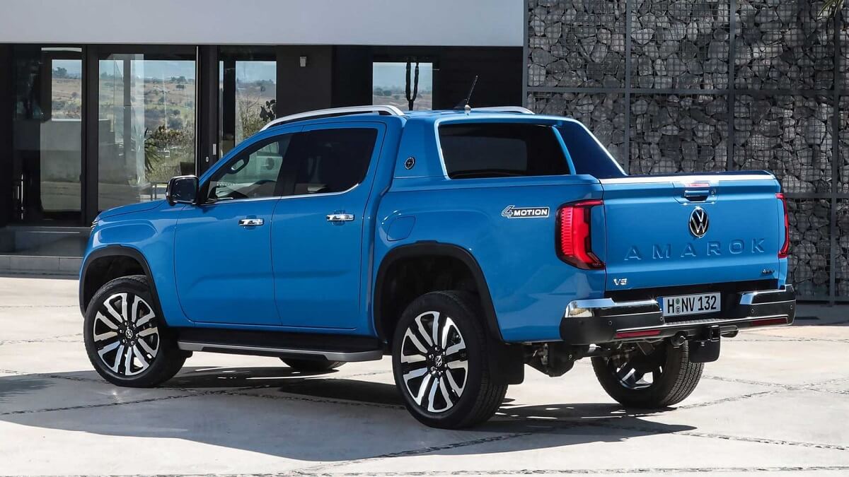 Foto de uma Amarok azul 2023 estacionada