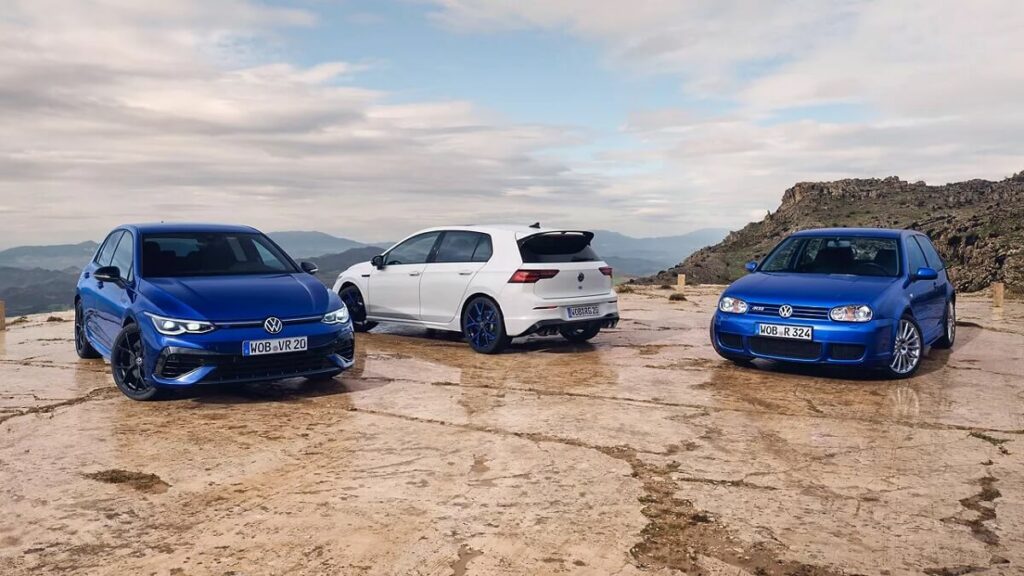 Foto de três VW Golf de diferentes gerações