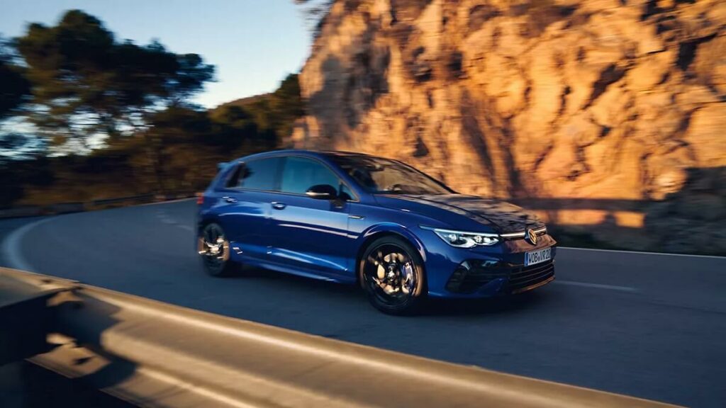 Foto de um VW Golf 2023 azul andando na estrada
