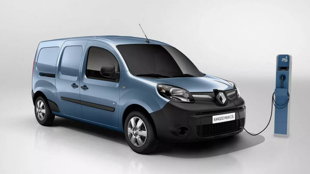 Foto de um Renault Kangoo azul estacionado ao lado de uma Wallbox, ele está carregando.