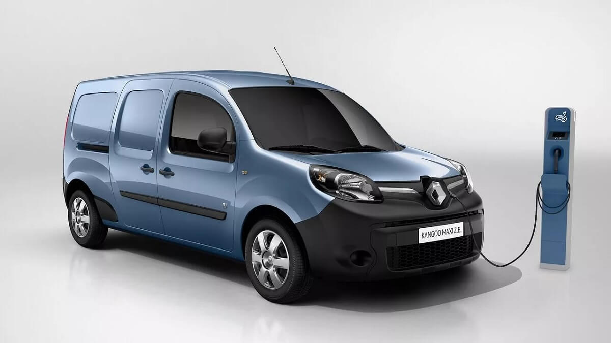 Foto de um Renault Kangoo azul estacionado ao lado de uma Wallbox, ele está carregando.