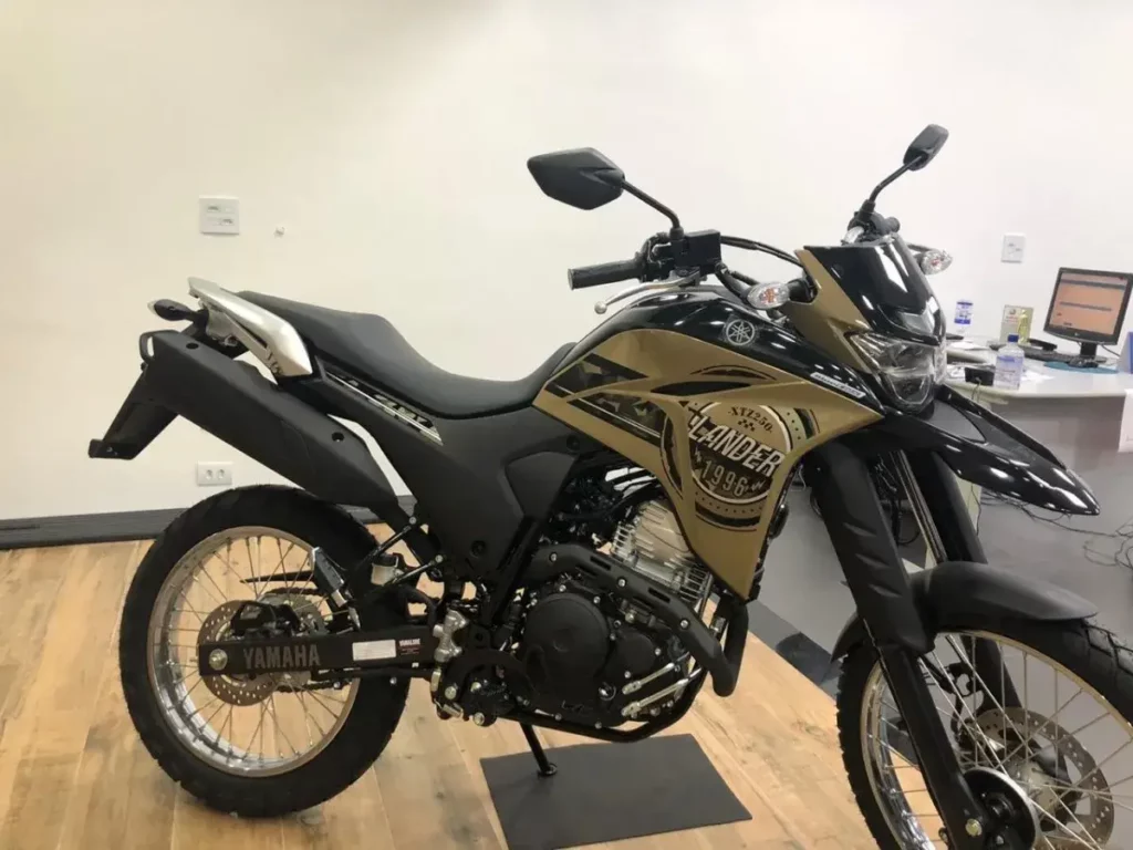 Foto lateral de uma Lander 2023 na cor bege estacionada dentro de uma casa