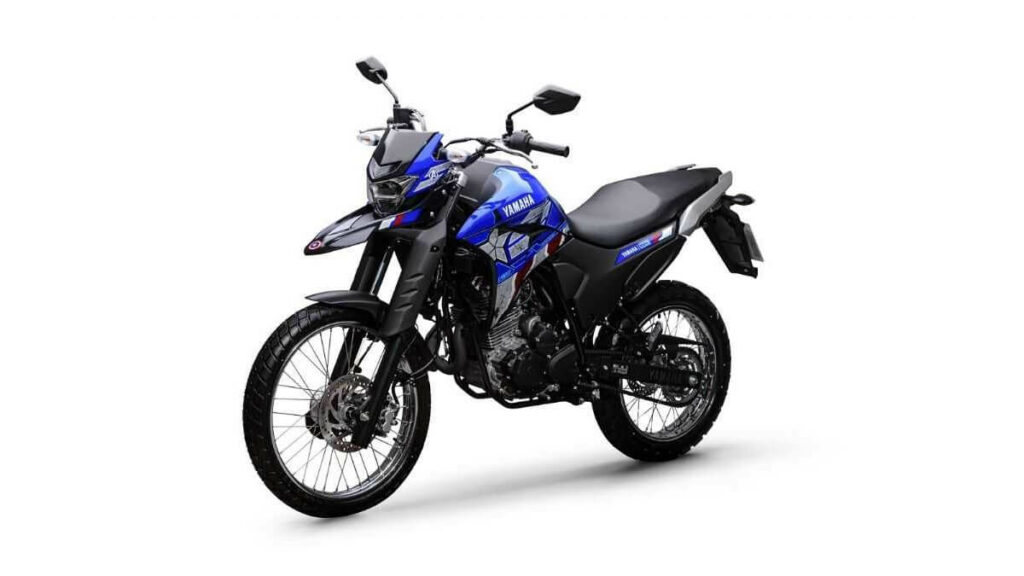Foto frontal de uma XTZ 250 Lander 2023 azul