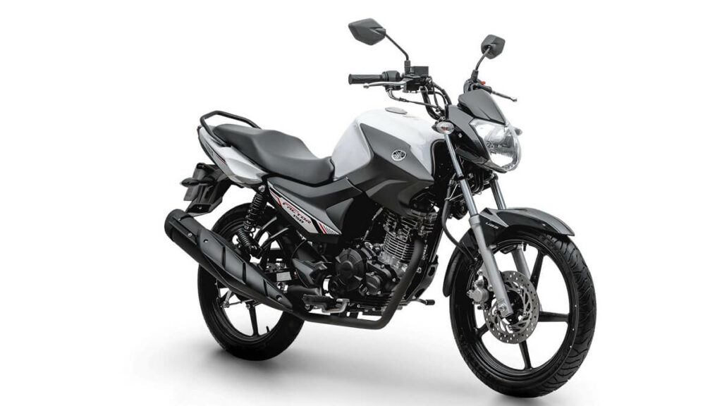 Foto lateral de uma 150 Factor 2023 branca estacionada de lado