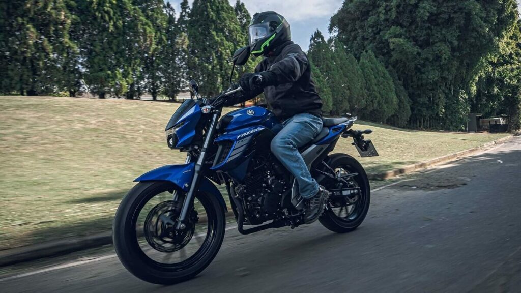 Foto de uma pessoa pilotando uma 250 Fazer 2023 azul