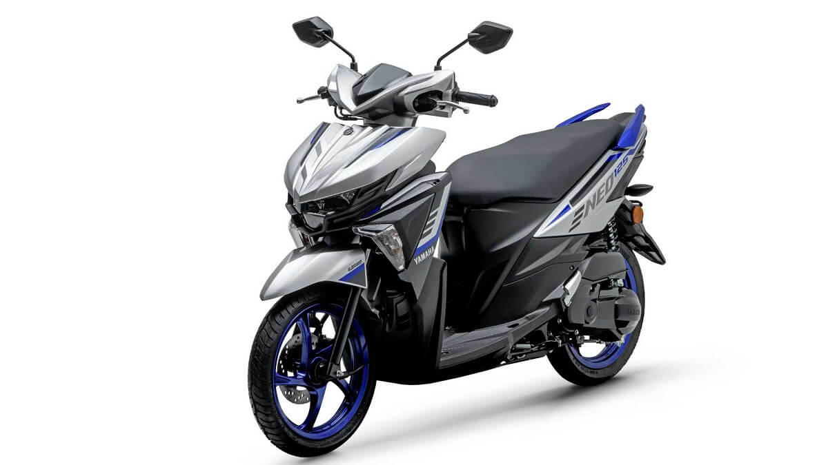 Foto frontal de uma Yamaha Neo 2023 cinza claro com detalhes azuis