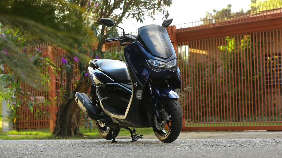 Foto frontal de uma NMax 160 2023 estacionada na rua