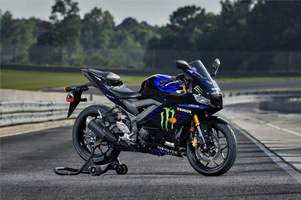 Foto lateral de uma Yamaha R-3 2023 Monster edição especial