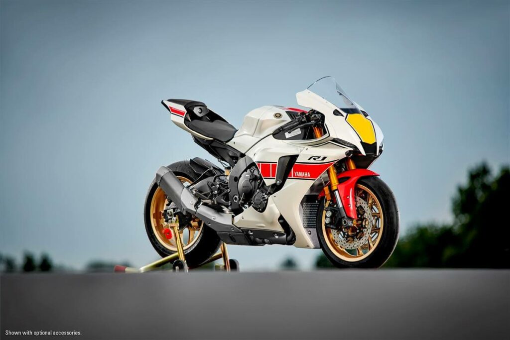 Foto lateralde uma Yamaha R-3 2023 versão e aniversário