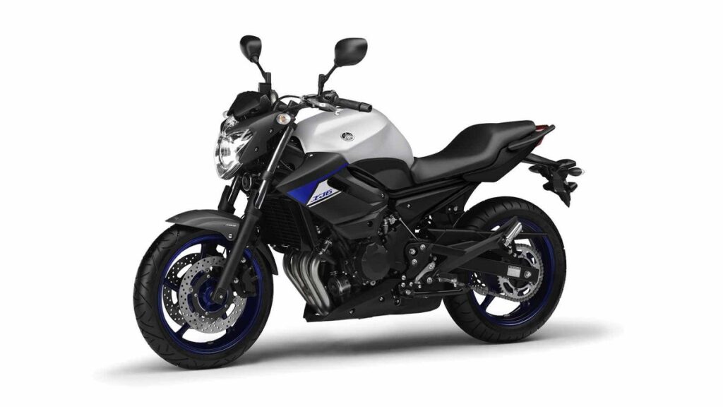 Foto de uma XJ6 2023 branca com preto