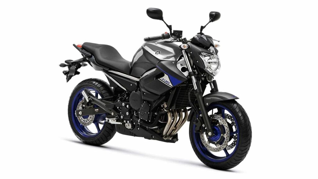 Foto frontal de uma XJ6 2023 estacionada