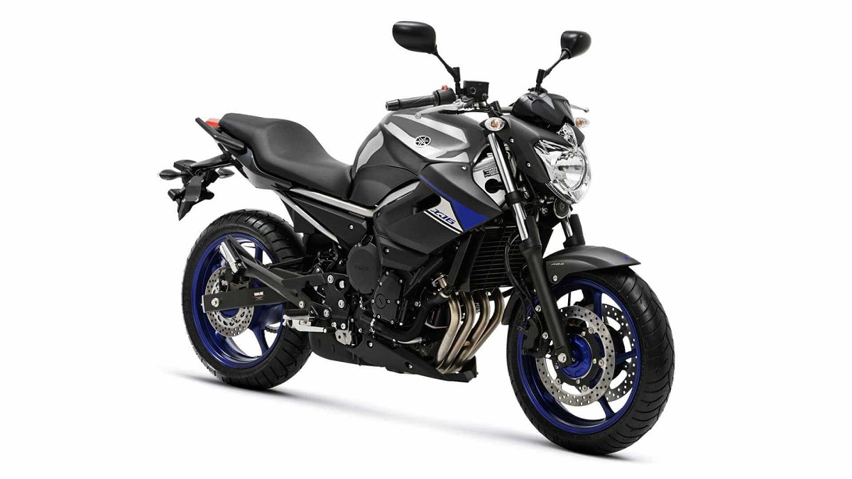 Foto frontal de uma XJ6 2023 estacionada