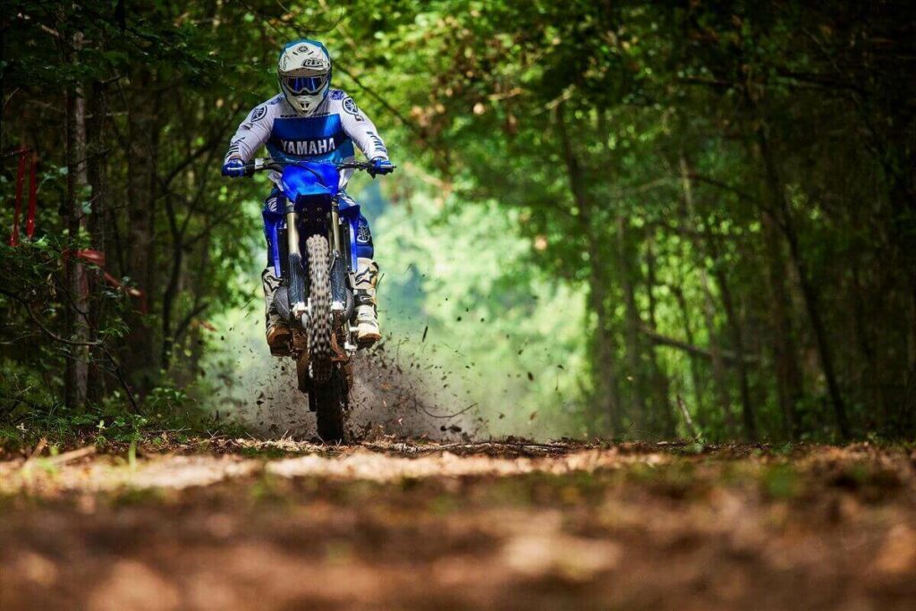 Foto de uma pessoa andando com uma YZ 250 2023