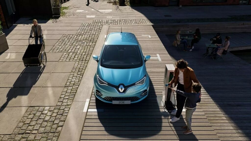 Foto de um Zoe 2023 estacionado ao lado de uma estação de recarga, o carro tem 50% de IPVA reduzido na cidade de São Paulo