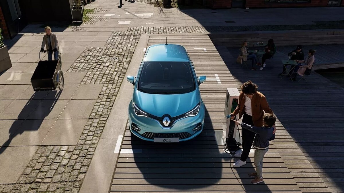 Foto de um Zoe 2023 estacionado ao lado de uma estação de recarga