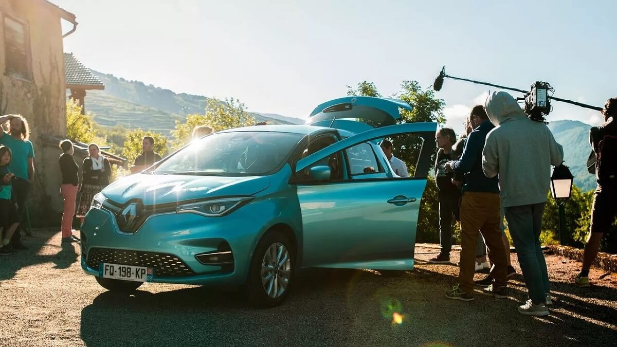 Foto de um Zoe 2023 azul, com várias pessoas ao seu redor