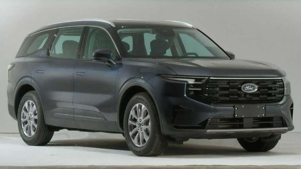 Foto frontal de um novo Ford Edge azul, ele esta em um estúdio de fotos