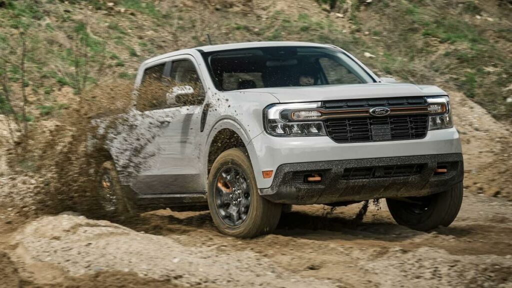 Foto lateral frontal de uma picape Ford Maverick Tremor off-road