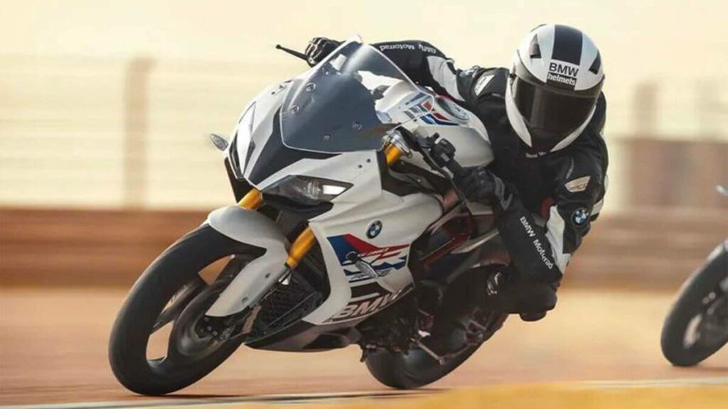 BMW G 310 RR 2023 inclinada.