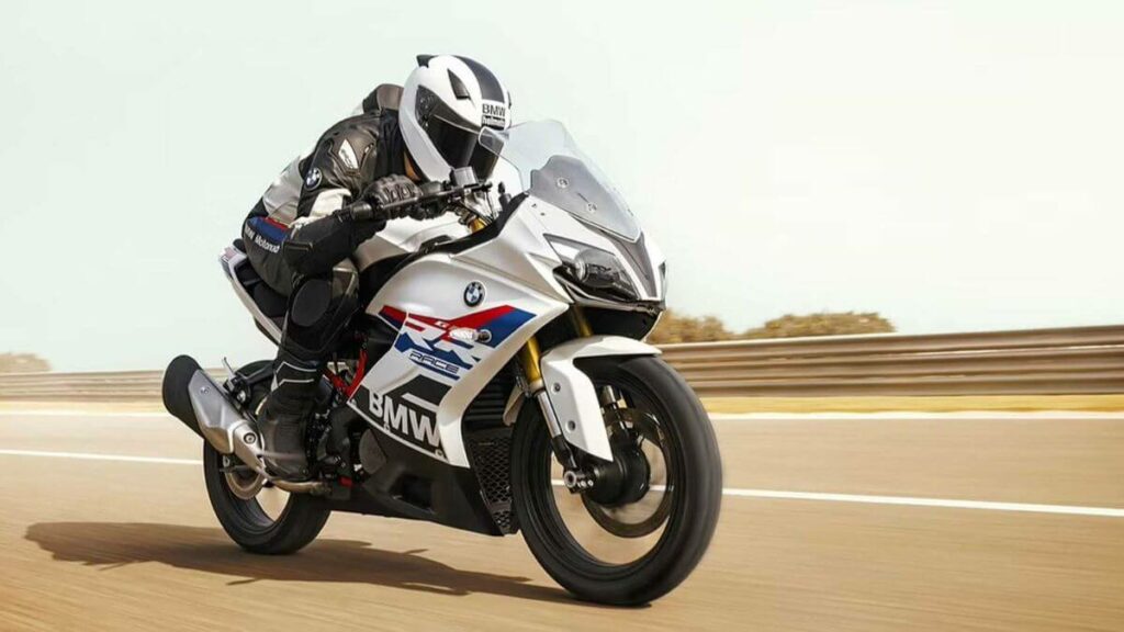 BMW G 310 RR 2023 acelerando.