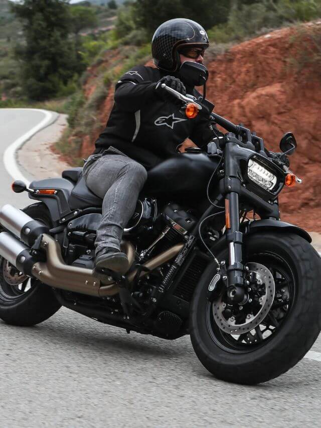 Fat Bob 2022 na estrada.