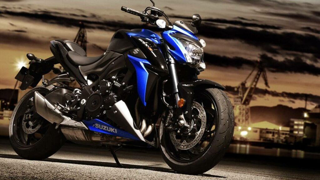 GSX-S1000 2023 na cor azul.
