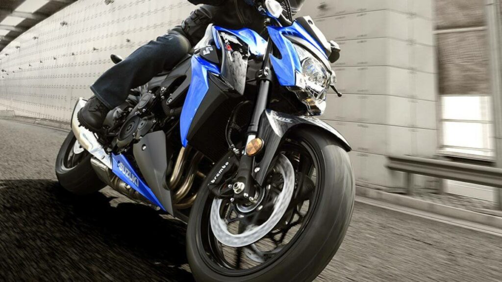Suzuki GSX-S1000 na cor azul.