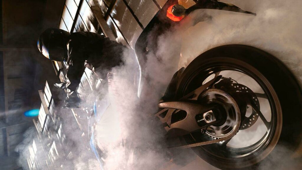 GSX-S1000 cantando pneu.