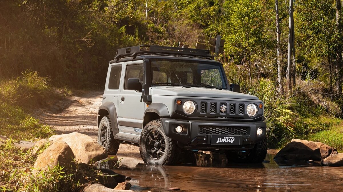 Foto lateral frontal de um Suzuki Jimny 4Sport 2023