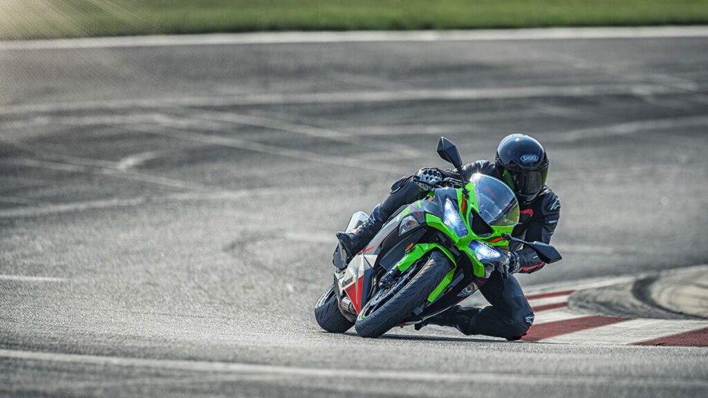 Ninja ZX-6R verde, em uma curva inclinada.