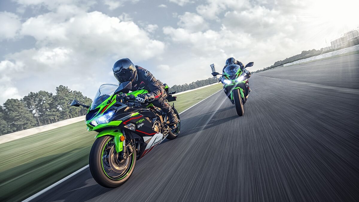 Duas motos Kawasaki Ninja ZX-6R em um autódromo.